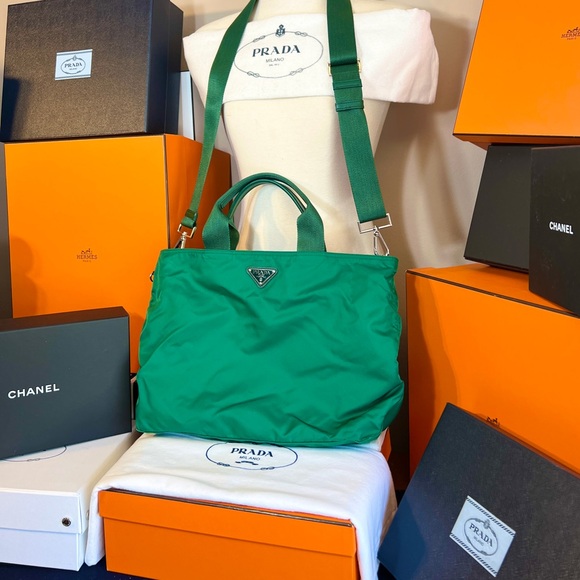 Prada AUTHENTIC Emerald Green Nylon bag with saffiano leather accents. NEW!! - Picture 3 of 15